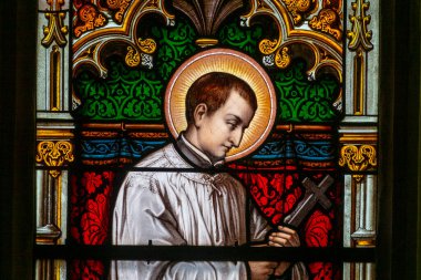 Mer, FRANCE - 01-25-2025: Aziz Yusuf 'un lekeli camı (19. yüzyıl) ve genç İsa Chris. 