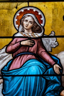 Mer, FRANCE - 01-25-2025: Aziz Yusuf 'un lekeli camı (19. yüzyıl) ve genç İsa Chris. 