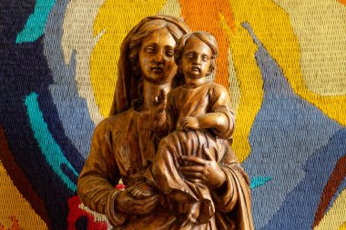 Saint-Just Malmont, FRANCE - 07-13-2024: Kutsal Bakire Meryem Anıtı Bebek İsa 'yı kollarında tutuyor.