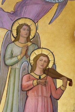 Saint Genest Lerpt, FRANCE - 07-13-2024: Gökyüzünde müzik çalan bir grup müzisyen meleğin freski.