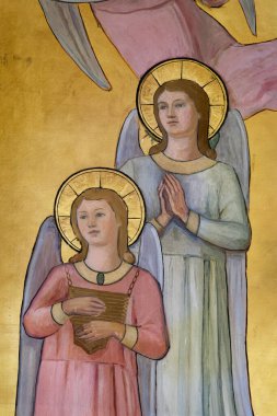 Saint Genest Lerpt, FRANCE - 07-13-2024: Tapan ve dua eden bir grup meleğin freski.