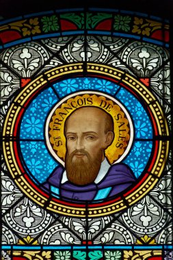Montmin, FRANCE - 07-22-2024: St. Francis de Sales veya Saint Franois de Sales 'in lekeli camları (19. yüzyıl). Aziz ve Katolik Kilisesi Doktoru. Ziyaret Tarikatı 'nın Kurucusu.