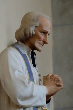 Montmin, FRANCE - 07-22-2024: Aziz John Mary Vianney 'in (19. yüzyıl) ya da Aziz Jean-Marie Vianney' in Kutsal Kur d 'Ars olarak da bilinen heykeli.