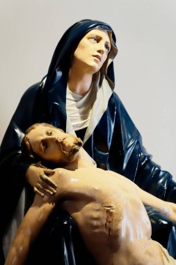 Paris, FRANCE - 08-01-2024: Piet Heykeli. Kutsal Bakire Meryem, çarmıhtaki ifadesinden sonra İsa 'nın bedenini taşıyor.