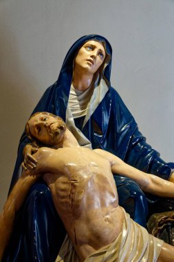 Paris, FRANCE - 08-01-2024: Piet Heykeli. Kutsal Bakire Meryem, çarmıhtaki ifadesinden sonra İsa 'nın bedenini taşıyor.