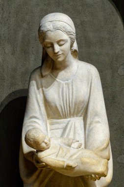 Paris, FRANCE - 08-03-2024: Kutsal Bakire Meryem Anıtı Bebek İsa 'yı kollarında tutuyor.