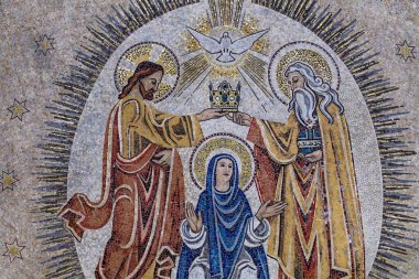 Paris, FRANCE - 08-03-2024: Bakire Meryem 'in Taç Giyme Töreni Mozaiği, Kutsal Üçlü tarafından cennette. 