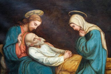 Annecy, FRANCE - 08-08-2024: Meryem ve İsa tarafından çevrelenmiş Aziz Yusuf 'un 1895 tarihli resmi.