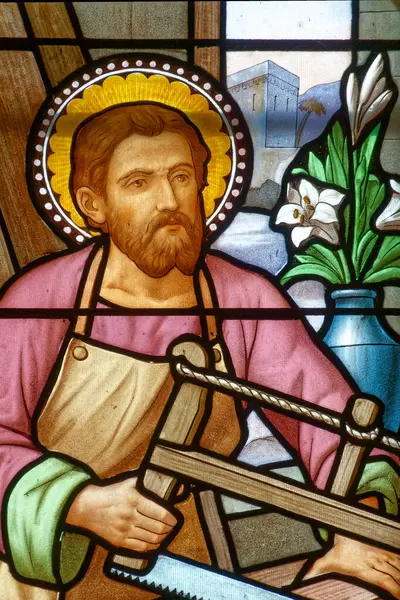 Marlhes, FRANCE - 07-13-2024: Marangoz Aziz Yusuf 'un lekeli camı (19. yüzyıl), İsa' nın babası. 