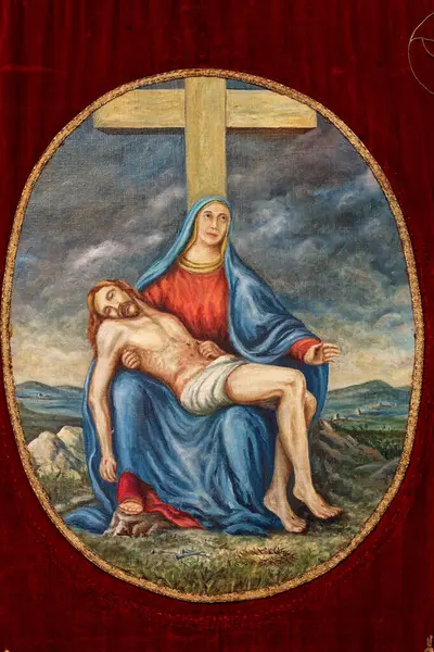 Saint Genest Lerpt, FRANCE - 07-13-2024: Piet 'in dini bayrağı. Kutsal Bakire Meryem, çarmıhtaki ifadesinden sonra İsa 'nın bedenini taşıyor..