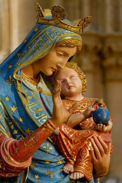 Paris, FRANCE - 08-02-2024: Kutsal Bakire Meryem 'in 18. yüzyıl heykeli. 