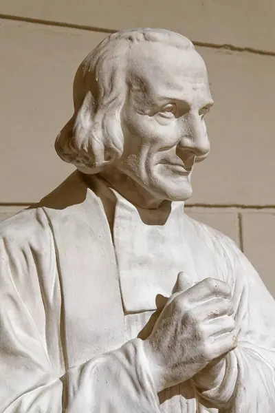 Paris, FRANCE - 08-03-2024: Aziz John Mary Vianney 'in (19. yüzyıl) ya da Aziz Jean-Marie Vianney' in, diğer adıyla Kutsal Kur d 'Ars' ın heykeli. Katolik Kilisesi 'nin azizi..