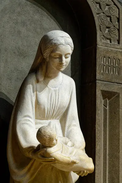 Paris, FRANCE - 08-03-2024: Kutsal Bakire Meryem Anıtı Bebek İsa 'yı kollarında tutuyor.