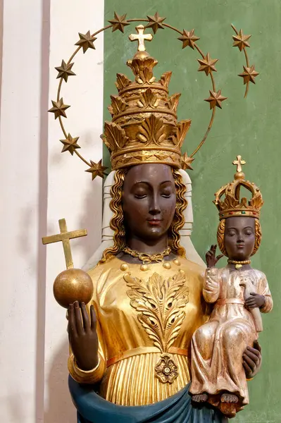 Annecy, FRANCE - 08-08-2024: Kara Bakire Meryem 'in 19. yüzyıl heykeli