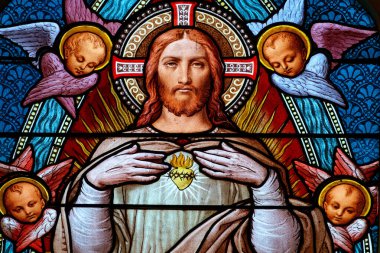 Bourg en Bresse, FRANCE - 08-27-2024: İsa 'nın Kutsal Kalbinin lekeli camları. 