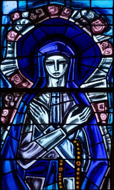 Bourg en Bresse, FRANCE - 08-27-2024: Kutsal Bakire Meryem 'in modern vitray camları.