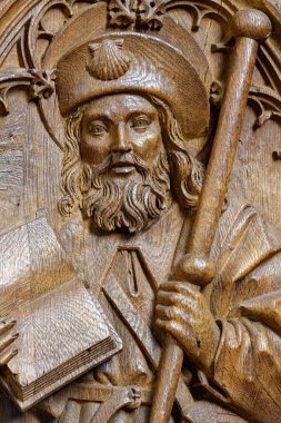 Bourg en Bresse, FRANCE - 08-27-2024: Büyük Aziz James 'in eski ahşap heykeli veya Compostela' lı Aziz James veya Saint Jacques de Compostelle. Katolik Kilisesi 'nin azizi ve havarisi.. 