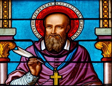 Cusy, FRANCE - 09-08-2024: St. Francis de Sales veya Saint Francois de Sales 'in lekeli camları. Aziz ve Katolik Kilisesi Doktoru. Kutsal Meryem 'i Ziyaret Tarikatı' nın kurucusu.). 