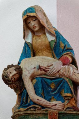 Cusy, FRANCE - 09-08-2024: Piet Heykeli. Kutsal Bakire Meryem, çarmıhtaki ifadesinden sonra İsa 'nın bedenini taşıyor.. 