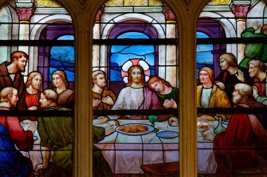 Paris, FRANCE - 09-11-2024: İsa Mesih 'in Son Yemeği Lekeli Bardak.