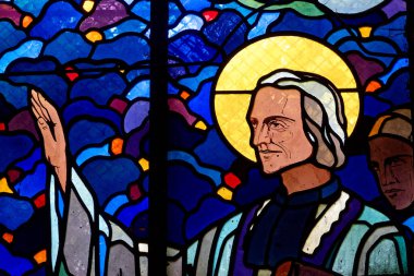 Paris, FRANCE - 09-11-2024: Aziz John Mary Vianney veya Aziz Jean-Marie Vianney 'in lekeli camları, ayrıca Kutsal Kur d' Ars olarak da bilinir. Katolik Kilisesi 'nin azizi..