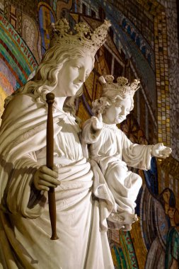 Paris, FRANCE - 09-11-2024: Kutsal Bakire Meryem 'in heykeli bebek İsa' yı kollarında tutuyor.