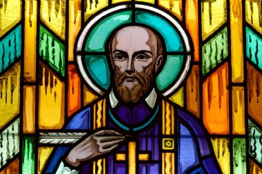 Paris, FRANCE - 09-11-2024: St. Francis de Sales veya Saint Francois de Sales 'in lekeli camları. Kutsal Meryem 'i Ziyaret Tarikatı' nın kurucusu.).