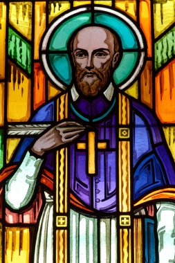 Paris, FRANCE - 09-11-2024: St. Francis de Sales veya Saint Franois de Sales 'in lekeli camları. Kutsal Meryem 'i Ziyaret Tarikatı' nın kurucusu.).