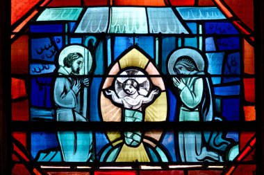 Paris, FRANCE - 09-12-2024: Bakire Meryem, Aziz Joseph ve İsa 'nın doğum sahnesinin lekeli camları.