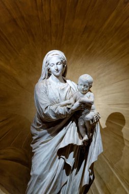 Paris, FRANCE - 09-12-2024: Kutsal Bakire Meryem Anıtı Bebek İsa 'yı kollarında tutuyor. 
