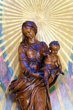 Paris, FRANCE - 09-12-2024: Kutsal Bakire Meryem Anıtı Bebek İsa 'yı kollarında tutuyor. 