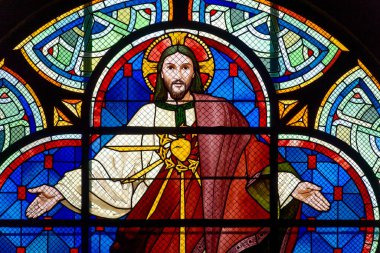Paris, FRANCE - 09-13-2024: İsa 'nın Kutsal Kalbinin lekeli camları