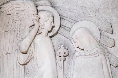 Paris, FRANCE - 09-13-2024: Kutsal Bakire Meryem 'e Bildirim' in taştan heykeli. 