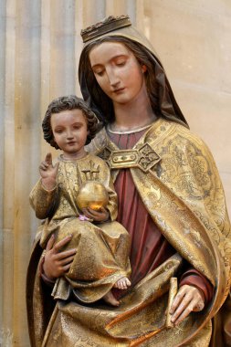 Paris, FRANCE - 09-27-2024: Kutsal Bakire Meryem 'in 19. yüzyıl heykeli. 