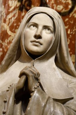 Paris, FRANCE - 09-28-2024: Roma Katolik Kilisesi Azizi Aziz Bernadette Soubirous 'un 18. yüzyıl heykeli. Lourdes 'teki Bakire Meryem' in hayaletleri..