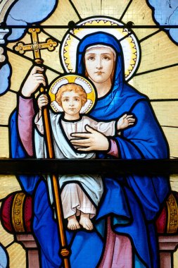 Aziz Ouen, FRANCE - 09-29-2024: Kutsal Bakire Meryem 'in lekeli camları (1911) Bebek İsa' yı kollarında tutuyor.