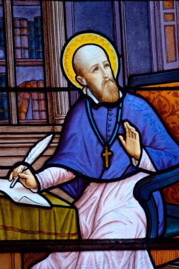 Essert Romand, FRANCE - 09-30-2024: St. Francis de Sales veya Saint Francois de Sales 'in lekeli camları. Aziz ve Katolik Kilisesi Doktoru. Kutsal Meryem 'i Ziyaret Tarikatı' nın kurucusu.).