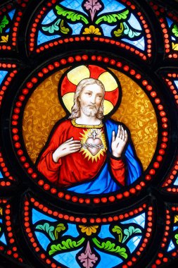 Paris, FRANCE - 10-14-2024: İsa 'nın Kutsal Kalbi' nin lekeli camları (19. yüzyıl)
