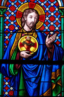 Aillant sur Tholon, FRANCE - 10-15-2024: İsa 'nın Kutsal Kalbi' nin lekeli camları (19. yüzyıl).