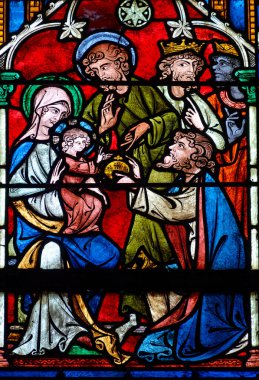 Auxerre, FRANCE - 10-16-2024: Lekeli cam (17. yüzyıl) Noel Doğum Sahnesi: Bebek İsa 'ya altın, tütsü ve Myrh hediyeleri sunan Magi' ye Tapma. 