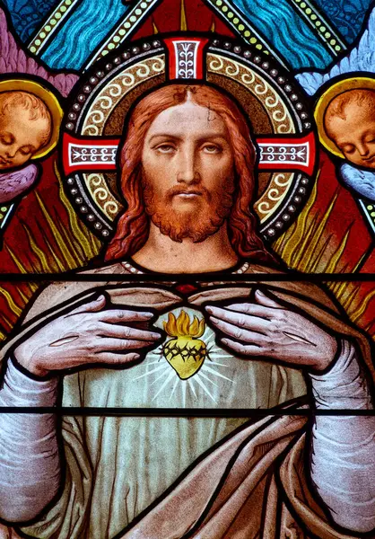 Bourg en Bresse, FRANCE - 08-27-2024: İsa 'nın Kutsal Kalbinin lekeli camları. 