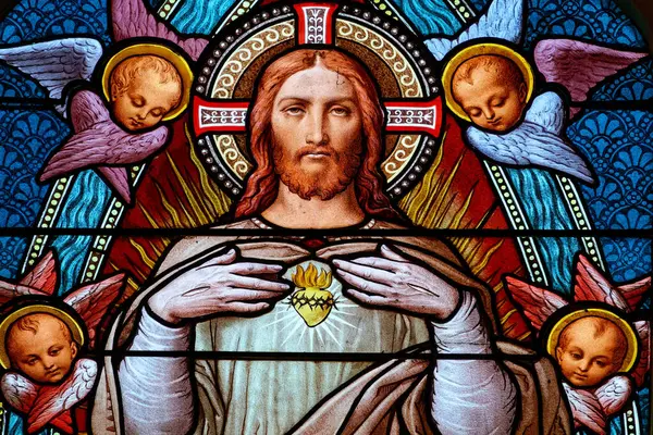 Bourg en Bresse, FRANCE - 08-27-2024: İsa 'nın Kutsal Kalbinin lekeli camları. 