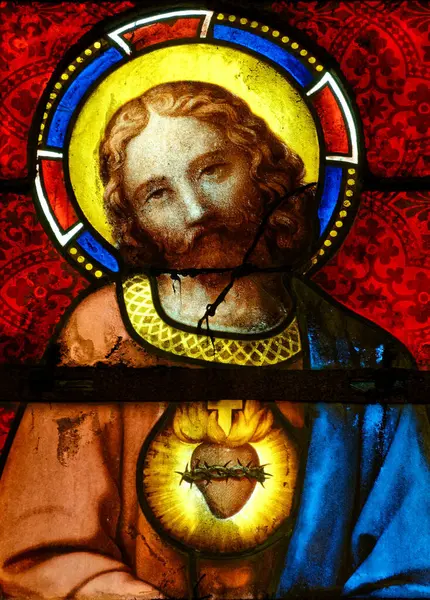 Bourg en Bresse, FRANCE - 08-27-2024: İsa 'nın Kutsal Kalbi' nin eski vitrinleri.