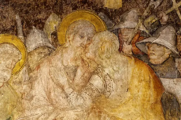 Meillonnas, FRANCE - 08-27-2024: İsa 'nın ilkel freski Judas' ın öpücüğünü alıyor.