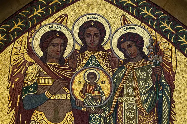 Paris, FRANCE - 09-11-2024: İsa 'yı çevreleyen ve koruyan üç Başmelek, Aziz Michael, Aziz Gabriel ve Aziz Raphael' in Mozaiği. 