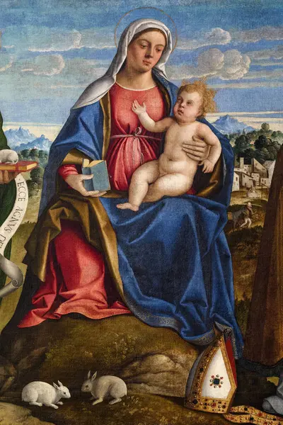 Paris, FRANCE - 09-11-2024: Kutsal Bakire Meryem 'in resmedilmesi bebek İsa Mesih' i kollarında tutmak