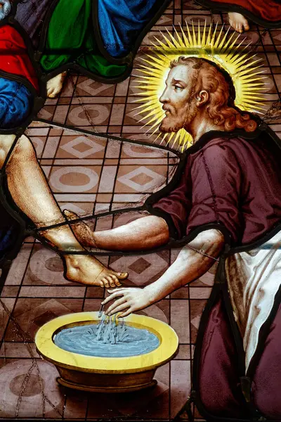 Paris, FRANCE - 09-11-2024: Havarilerin Ayaklarını yıkayan İsa 'nın lekeli camları. 