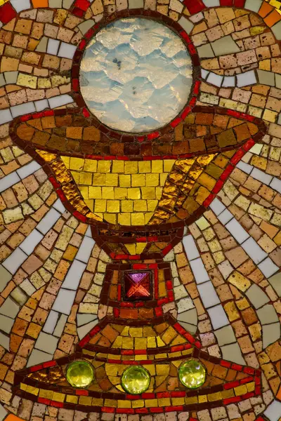 Paris, FRANCE - 09-11-2024: Ekmek ve şarabın sembolü olan Ekmek ve Kadehin Temsili Mozaiği.