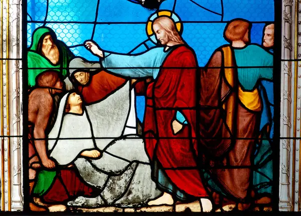 Paris, FRANCE - 09-12-2024: Bir felci iyileştiren İsa Mesih 'in lekeli camları (19. yüzyıl). İncil 'in mucizeleri. 