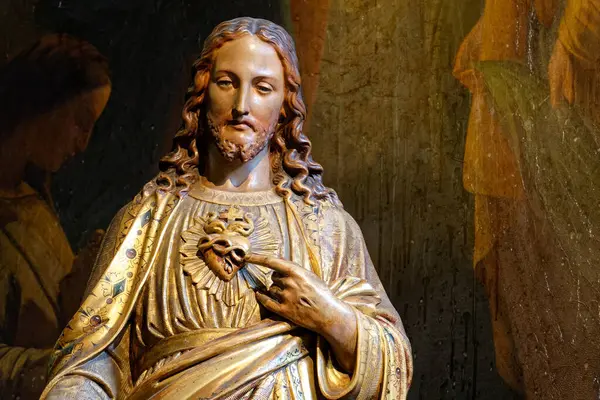 Paris, FRANCE - 09-12-2024: İsa 'nın Kutsal Kalbi Heykeli (19. yüzyıl).